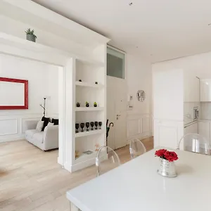 https://crystal-home-piazza-navona.it-romehotels.com